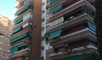 Subasta de nuda propiedad de una tercera parte indivisa de vivienda en Granada
